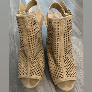 Chinese Laundry wedge size 9